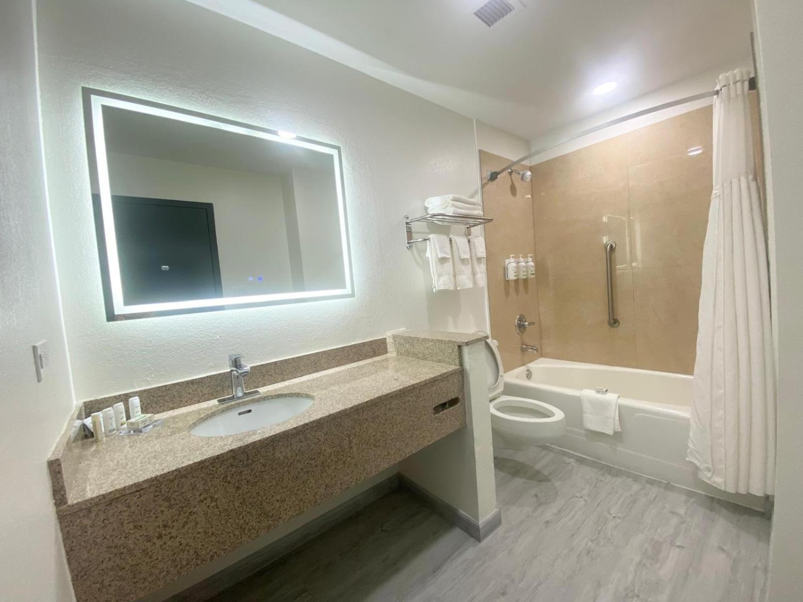 Hotel Ramada By Wyndham Tuscaloosa Esterno foto