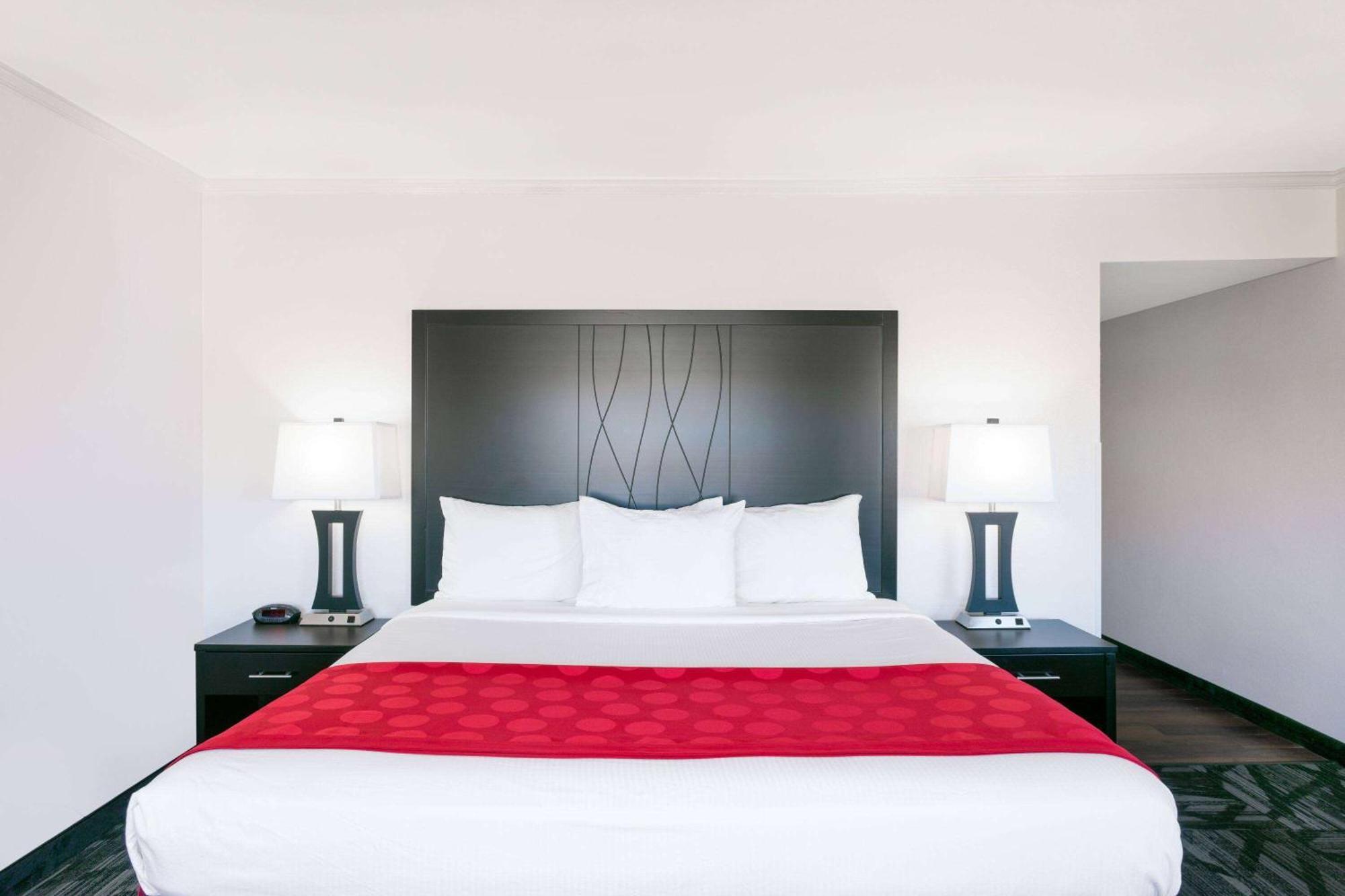 Hotel Ramada By Wyndham Tuscaloosa Esterno foto
