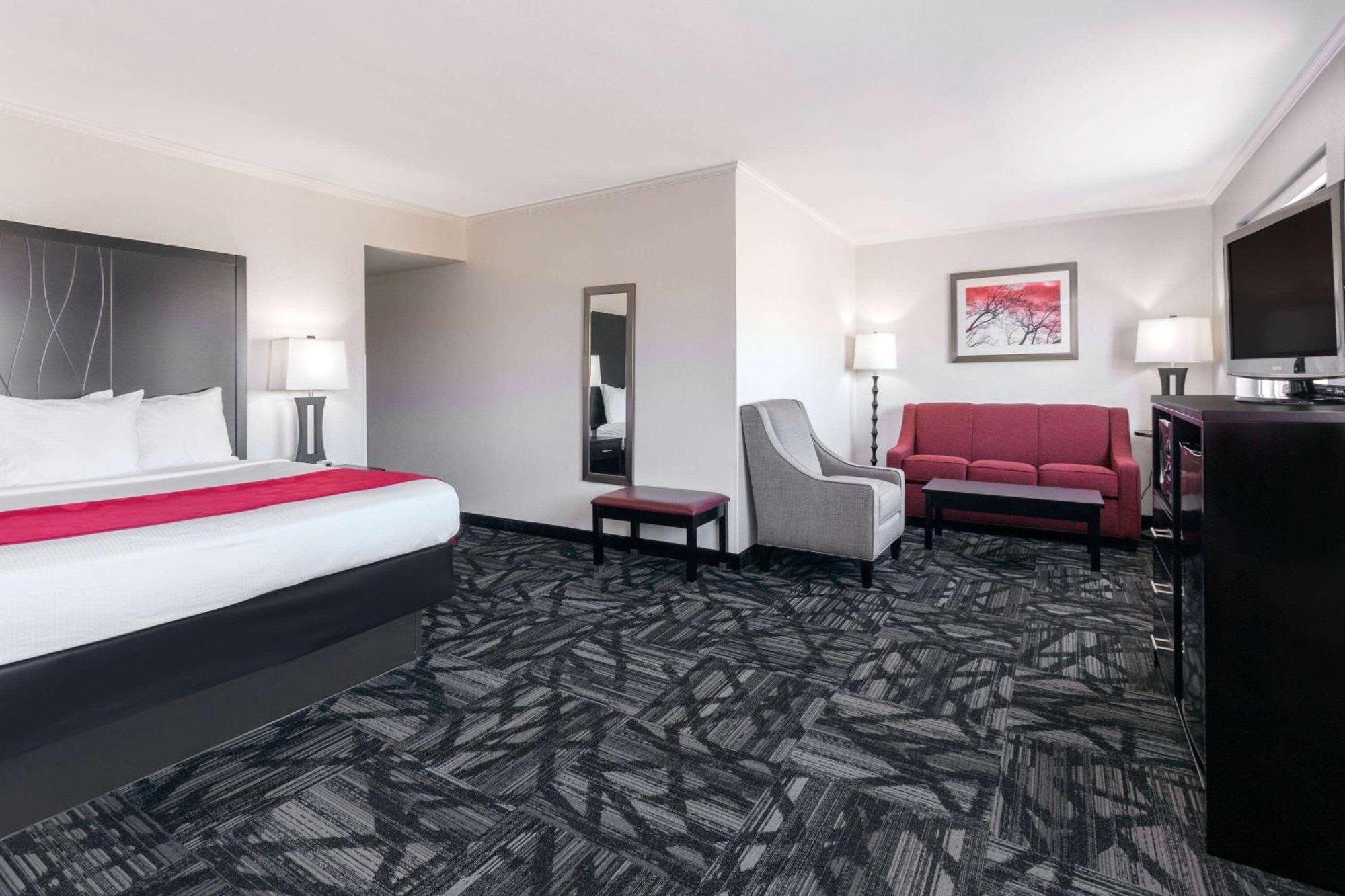 Hotel Ramada By Wyndham Tuscaloosa Esterno foto