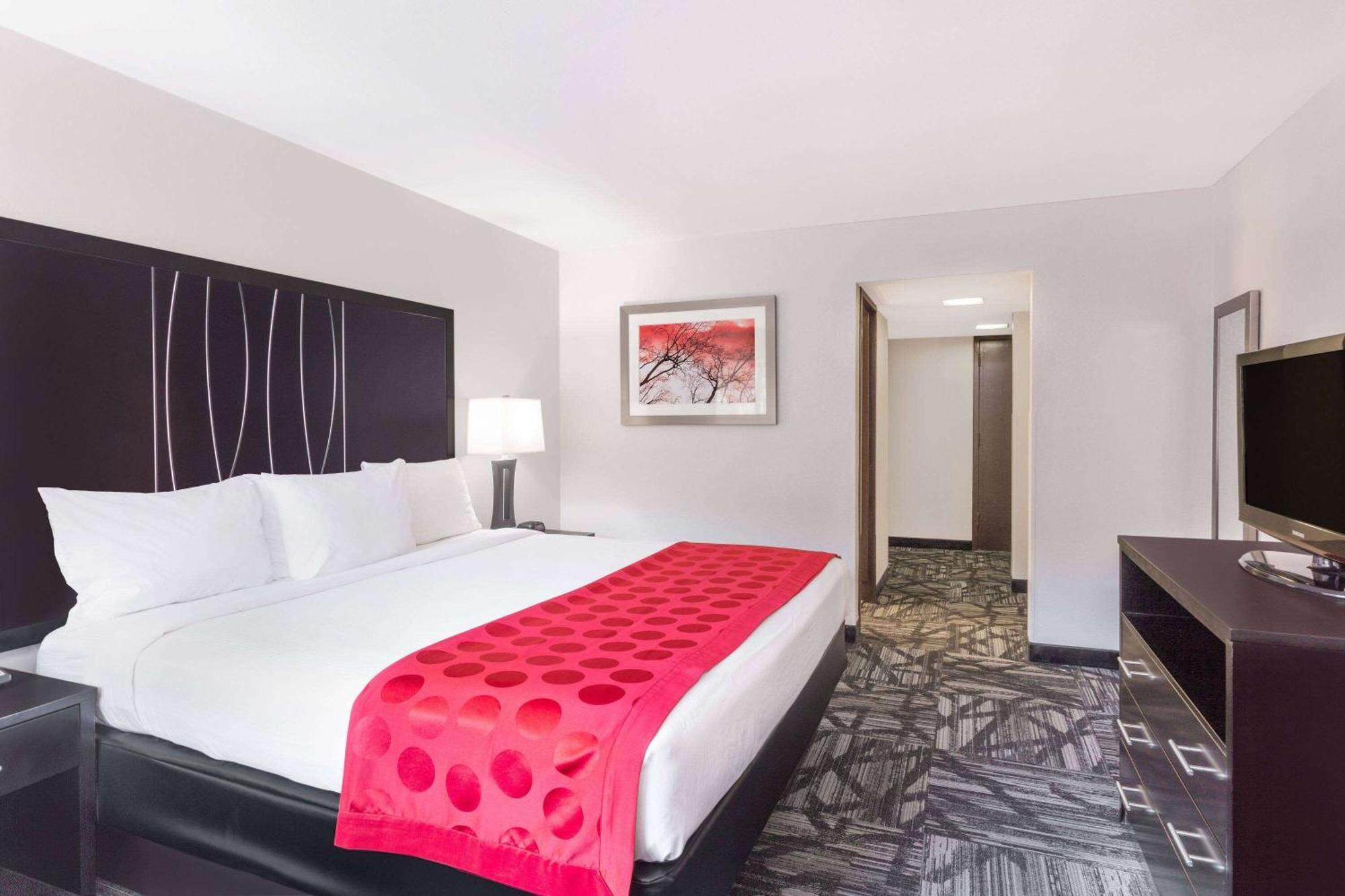 Hotel Ramada By Wyndham Tuscaloosa Esterno foto